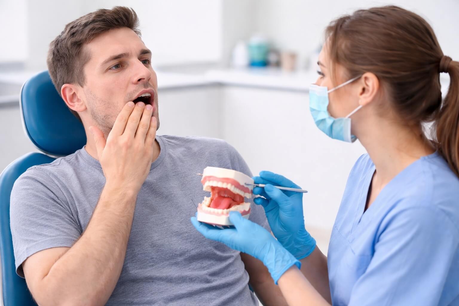 a persion having consultation to a dentist on halitosis